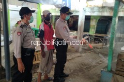 Stan Pasar Krembung Disemprot Disinfektan