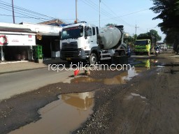 Jalan Raya Rusak di Porong Dibiarkan, Korban Terus Berjatuhan
