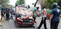Hantam Tanaman dan Pohon di Depan Stasiun Tanggulangin, Mobil Ertiga Terbalik Motor Tabrak Truk