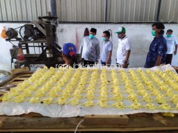 Kunjungi Kandangan dan Rejeni, BHS Disambati Pengusaha Krupuk dan Arum Manis Soal Bahan Baku dan Permodalan