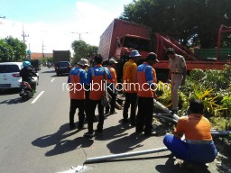 Sopir Ngantuk, Ditegur Kenek Truk Ekspedisi Jumping Robohkan PJU