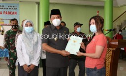 Wabup Sidoarjo Serahkan Ratusan Sertifikat Tanah Warga Desa Pabean Sedati