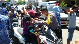 Putus Rantai Penyebaran Covid-19, Polsek Jetis Bagikan Masker Gratis