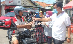 Blusukan ke Desa dan Pasar, Forum Komunikasi CSR Sidoarjo Bagikan Hand Sanitizer dan Masker