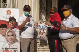 Rahmat Muhajirin dan Mimik Bagikan 500 Paket Beras ke Korban Terdampak Covid-19 di Sidoarjo