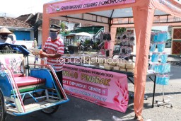 Polres Dan Bhayangkari Ponorogo Bagikan Masker, Nasi dan Jamu Gratis