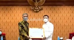 Turut Bangun Sistem Manajemen Kinerja PNS, Pemkab Sidoarjo Dihadiahi Penghargaan Kemenpan RB
