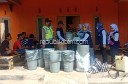 Lawan Covid-19, Tiga Pilar Desa di Ponorogo Bagikan Ember Untuk Warga