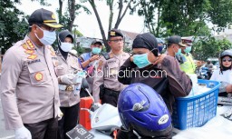 Polisi Razia Pengguna Jalan Tak Menggunakan Masker di Perbatasan Sidoarjo - Surabaya