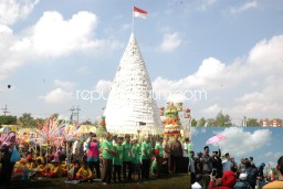 Ribuan Warga Krian Rebutan Tumpeng Tempe Raksasa 12 Meter