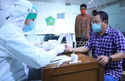 Anggota dan Staf Sekretariat Dewan Sidoarjo Ikuti Rapid Test Covid-19 Massal