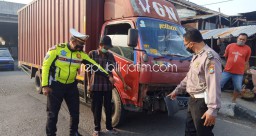 Motor Tabrak Truk Keluar SPBU Taman, Pengendara Terluka Bodi Motor Ringsek