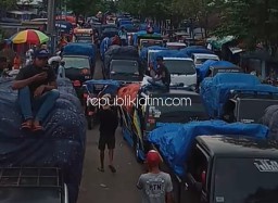 Pedagang Merugi, Ratusan Kendaraan Pedagang Pasar Porong Antre Mengular Penuhi Jalanan