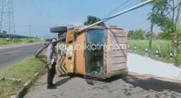 Sopir Ngantuk, Dump Truk Terguling di Jalur Arteri Porong Usai Tabrak Tiang PJU