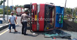 Melebihi Tonase Dump Truk Muat Batu Bara Terguling di Simpang Empat Bypass Krian