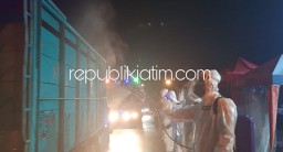 Tim Hunter Covid-19 Polda Jatim Semprot Disinfektan Kendaraan Di Pos Check Point Bypass Krian
