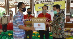 Pemkab Sidoarjo Terima Bantuan Sembako dan Ribuan APD dari Alfamart dan Alfamidi