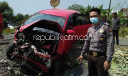 Terlanjur Naik Perlintasan Kedungsugo, Mobil Daihatsu Sigra Milik Warga Dlanggu Ditabrak KA Jenggala