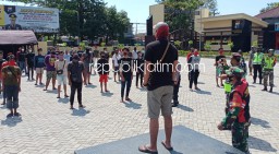 Ratusan Pelanggar PSBB di Sidoarjo, Jalani Sanksi Nyanyi Bagimu Negeri, Menyapu dan Kenakan Rompi