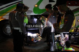 Polisi Razia Penumpang Bus di Rest Area Tol Sidoarjo