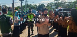Wagub Dan Anggota DPRD Jatim Serahkan Bantuan APD untuk Desa Tempel Krian