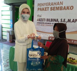 Bagikan Paket Sembako untuk Warga Terdampak Covid-19 di Katerungan, Ini Pesan Politisi Cantik Arzeti