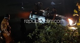 Mobil Nyungsep Terjebur Sungai di Jalan Raya Surabaya-Mojokerto 5 Penumpang Asal Sukoharjo Selamat