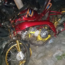 Dua Motor Adu Moncong di JL Raya Singogalih Tarik, Dua Pengendara Terluka Dilarikan Rumah Sakit