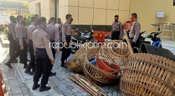 Sembilan Penjudi Diamankan Polisi Saat Penggrebekkan Judi Sabung Ayam di Porong
