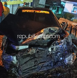 Mobil Sedan Ditumpangi Warga Candipari Sekeluarga Ditabrak KA Probowangi di Perlintasan Tanggulangin