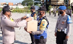 Sambut Hari Bhayangkara Ke-74, Polresta Sidoarjo Bagikan Paket Sembako