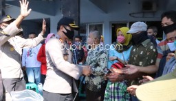 Sambut Hari Bhayangkara Ke 74, Polres Ponorogo Bagi-Bagi Masker