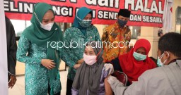 Istri Bupati Sidoarjo : Peduli Lansia Sama Dengan Peduli Orangtua Sendiri Saat Vaksin 200 Lansia