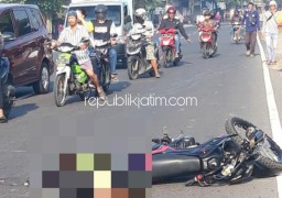 Pengendara Trail CRF Tanpa Identitas Tewas Terlindas Dump Truk di Jalur Surabaya - Mojokerto