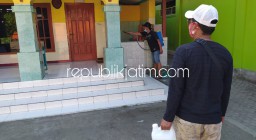 Cegah Covid-19, Tiga Remaja Kraton Krian Sibuk Semprotkan Disinfektan ke Rumah Warga dan Fasum