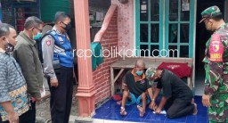 Salurkan BLT DD, Pemdes Jerukgamping Datangi Rumah Warga Berkebutuhan Khusus