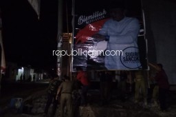 Pasca Diluruk Relawan Karena Copoti Baliho, Satpol PP Ponorogo Kembali Pasang Baliho Sugiri