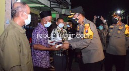 Kapolresta Sidoarjo Salurkan Bansos Dampak Pandemi Covid-19 ke Penggali Makam dan Nelayan Pesisir