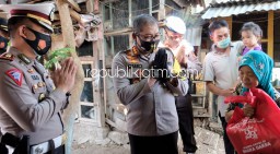 Kapolresta Sidoarjo Terjun Langsung Serahkan Bantuan Sembako ke Rumah Penerima