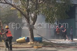 Gudang Produksi Cat di Kawasan Safelock Ludes Terbakar