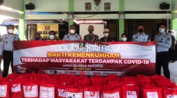 Lapas Sidoarjo Bagikan 100 Paket Sembako Bagi Warga Terdampak Covid-19 di Magersari