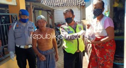 Bhabinkamtibmas Sidoarjo Door to Door Bagikan Daging Kurban ke Rumah Warga yang Membutuhkan