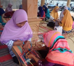 Ibu -Ibu Desa di Ponorogo Digembleng Merajut Tas Anyam Plastik
