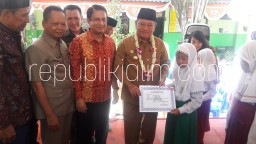 PT Megasurya Mas Serahkan Beasiswa 360 Pelajar Sekitar Perusahaan