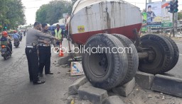 Truk Tangki Muat Bahan Kimia As Gandeng Patah di JL Raya Balongbendo