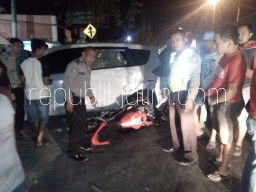 Tabrak Suzuki Ertiga Honda CBR Ringsek, Pengendara Dilarikan Rumah Sakit