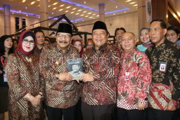 Gubernur Jatim Apresiasi Buku Biografi Bupati Sidoarjo Bloko Suto