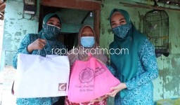 Salurkan Bantuan Covid-19, Nenek 70 Tahun di Kraton Krian Tak Menyangka Disambangi Istri Bupati dan Wabup Sidoarjo