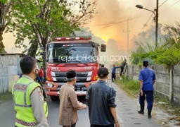 Lahan Kosong PPLS Terbakar, Dua PMK dan Water Canon Dikerahkan Padamkan Api