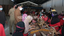 Ribuan Buruh Pabrik Rokok di Sidoarjo Terima BLT DBHCHT, Wabup Minta Perusahaan Rokok Patuh Perizinan